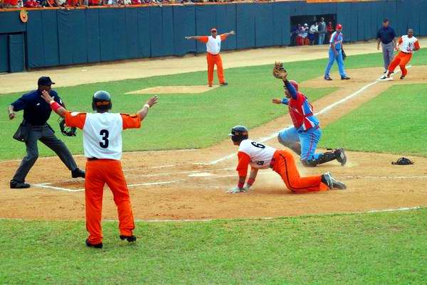 Villa Clara igualó a un éxito uno de los duelos de cuartos de final del play off oriental de la pelota cubana, al derrotar a Granma 7 por 4, en el estadio Augusto César Sandino, de Santa Clara, el 26 de abril de 2012. Foto: Carolina Vilches Monzón/Periódico Vanguardia/AIN