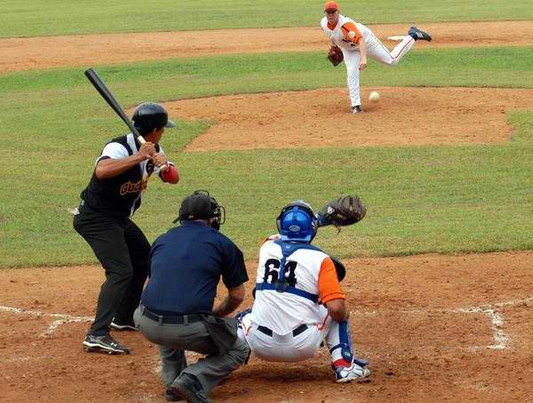 Misael Siverio Mesa, lanzador por el equipo de Villa Clara frente al conjunto de Guantánamo en el estadio Augusto César Sandino, en la Serie Nacional 51 de Béisbol, Santa Clara, Villa Clara, Cuba, 29 de noviembre de 2011 AIN FOTO/Arelys María ECHEVARRIA RODRIGUEZ Misael Siverio Mesa, lanzador por el equipo de Villa Clara frente al conjunto de Guantánamo en el estadio Augusto César Sandino, en la Serie Nacional 51 de Béisbol, Santa Clara, Villa Clara, Cuba, 29 de noviembre de 2011 AIN FOTO/Arelys María ECHEVARRIA RODRIGUEZ