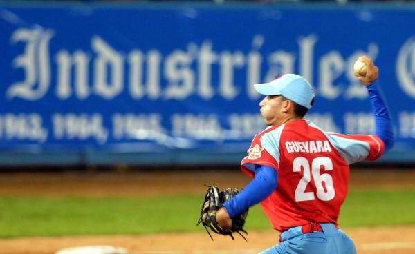 Yander Guevara, en el segundo juego de la gran final de la 51 Serie Nacional de Bisbol, entre los conjuntos de Industriales y Ciego de vila, en el estadio Latinoamericano, en La Habana, Cuba, el 22 de mayo de 2012. Foto: Marcelino Vzquez/AIN Yander Guevara, en el segundo juego de la gran final de la 51 Serie Nacional de Bisbol, entre los conjuntos de Industriales y Ciego de vila, en el estadio Latinoamericano, en La Habana, Cuba, el 22 de mayo de 2012. Foto: Marcelino Vzquez/AIN