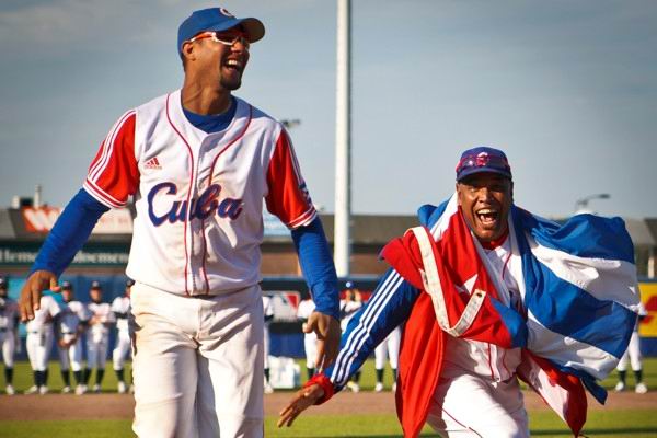 Yulieski Gourriel (izquierda) designado el Jugador Más Valioso del Torneo y el mentor triunfador Víctor Mesa. (Foto: Michael Rosa / Baseballdecuba.com) Yulieski Gourriel (izquierda) designado el Jugador Más Valioso del Torneo y el mentor triunfador Víctor Mesa. (Foto: Michael Rosa / Baseballdecuba.com)