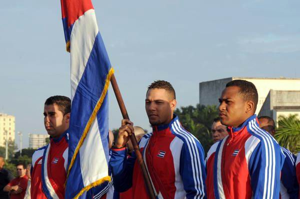 Yulieski Gourriel Castillo (C), escoltado por Ismel Jiménez Santiago (I) y Freddy Asiel Álvarez (D), durante la ceremonia de abanderamiento de la escuadra cubana de béisbol que intervendrá en el III Clásico Mundial, efectuada en el Memorial José Martí, en La Habana, Cuba, el 14 de febrero de 2013. Foto: Omara García/AIN Yulieski Gourriel Castillo (C), escoltado por Ismel Jiménez Santiago (I) y Freddy Asiel Álvarez (D), durante la ceremonia de abanderamiento de la escuadra cubana de béisbol que intervendrá en el III Clásico Mundial, efectuada en el Memorial José Martí, en La Habana, Cuba, el 14 de febrero de 2013. Foto: Omara García/AIN