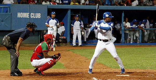 Industriales asciende al segundo lugar a golpe de batazos