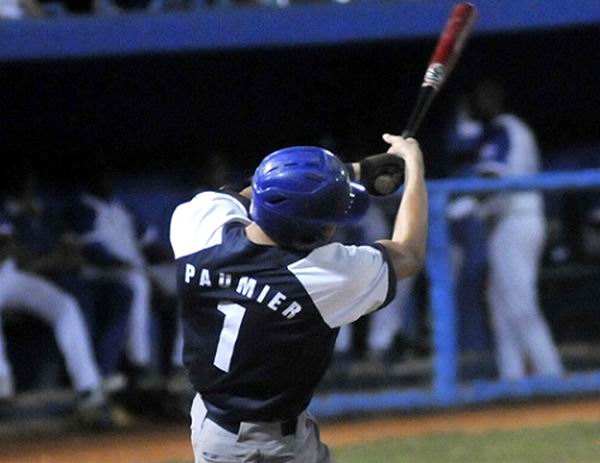Yunior Paumier, tercer bate de los holguinero, decidi� con un elevado de sacrificio al bosque central. Foto: Ricardo L�pez Hevia