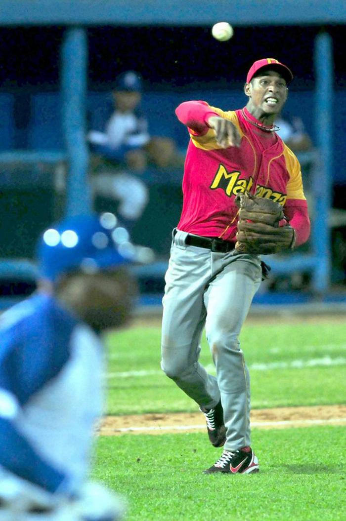 Yurisbel Gracial cometi� costosos errores en el campo corto. Foto: Ricardo L�pez Hevia