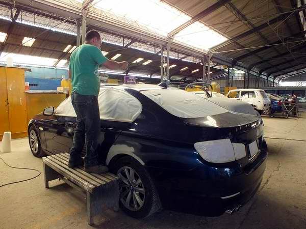 En Base 10 se ofrecen servicios de chapistería, pintura y tapicería a personas jurídicas y naturales. Foto Abel Rojas