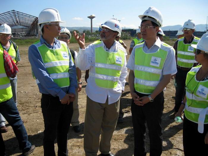 Empresarios chinos y cubanos en las obras de inversión del puerto de Santiago de Cuba. Foto: Sergio Martínez