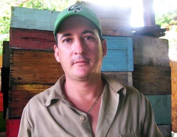 Alexis Piñón, joven campesino apicultor de Cienfuegos. Alexis Piñón, joven campesino apicultor de Cienfuegos.