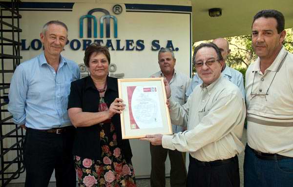 Entregan certificación de calidad a empresas Aguas Los Portales. Foto: Calixto N. Llanes Entregan certificación de calidad a empresas Aguas Los Portales. Foto: Calixto N. Llanes