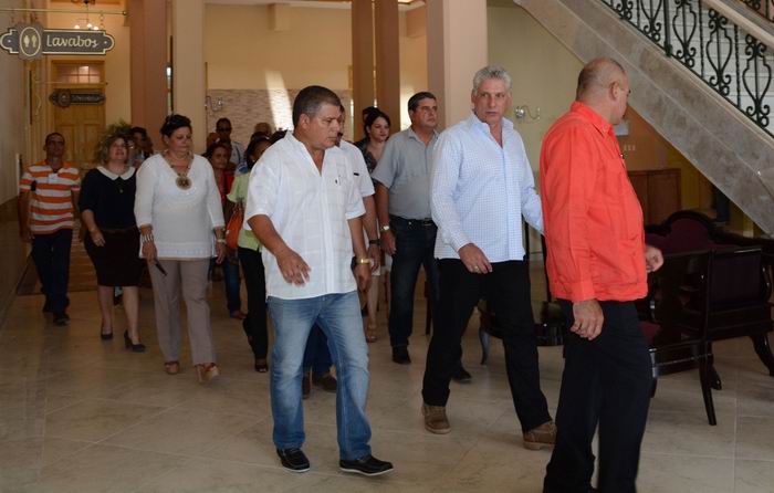 Miguel Díaz-Canel Bermúdez (D), miembro del Buró Político y Primer Vicepresidente de los Consejos de Estado y de Ministros, junto a dirigentes del partido y el gobierno en el territorio villaclareño, recorren el hotel Central, en proceso de restauración. Foto: Arelys María ECHEVARRÍA Miguel Díaz-Canel Bermúdez (D), miembro del Buró Político y Primer Vicepresidente de los Consejos de Estado y de Ministros, junto a dirigentes del partido y el gobierno en el territorio villaclareño, recorren el hotel Central, en proceso de restauración. Foto: Arelys María ECHEVARRÍA