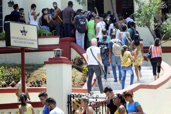 Estudiantes durante la inauguración de la nueva sede de la Facultad de Turismo de la Universidad de La Habana, Cuba, el 8 de septiembre de 2015. AIN FOTO/ Roberto MOREJÓN