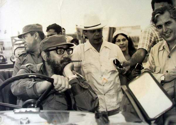 Otra fábrica importante inaugurada por el líder de la Revolución es la de Tuberías y Accesorios de Riego por Aspersión Vasil Levski (9 de abril, 1979) Otra fábrica importante inaugurada por el líder de la Revolución es la de Tuberías y Accesorios de Riego por Aspersión Vasil Levski (9 de abril, 1979)