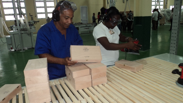 Inauguran fábrica de envases para puros cubanos