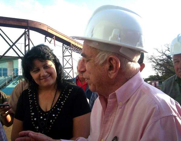 El Primer Vicepresidente de los Consejos de Estado y de Ministros de Cuba recorrió los centrales azucareros activos en el centro sur del Archipiélago, acompañado de la compañera Lidia Esther Brunet Nodarse. Foto Mireya Ojeda. El Primer Vicepresidente de los Consejos de Estado y de Ministros de Cuba recorrió los centrales azucareros activos en el centro sur del Archipiélago, acompañado de la compañera Lidia Esther Brunet Nodarse. Foto Mireya Ojeda.