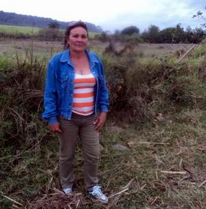 Mercedes Martínez García revisa los campos del Centro de Entomófagos y Entomopatógenos, en Bahía Honda. Foto: Cabrera Peinado. Mercedes Martínez García revisa los campos del Centro de Entomófagos y Entomopatógenos, en Bahía Honda. Foto: Cabrera Peinado.