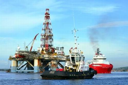 Modern oil Platform arrives in the Harbor of Matanzas