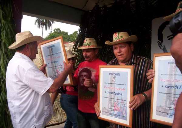 Campesinos cubanos reconocidos por la ANAP en el acto central en Cienfuegos. Foto mireya Ojeda
