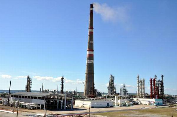 Cumple plan de producci�n refiner�a de petr�leo Camilo Cienfuegos. Foto: Mireya Ojeda