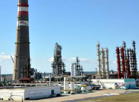 Refiner�a de petr�leo de Cienfuegos por m�s de 139 millones de barriles. Foto Mireya Ojeda