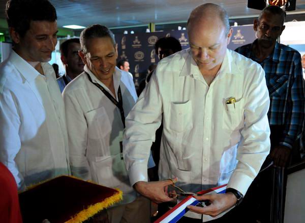 Rodrigo Malmierca Díaz (D), ministro cubano de Comercio Exterior y la Inversión Extranjera, junto a Walfrido Hernández Mesa (C) y Luis Sanchez-Harguindey (I), Copresidentes de Habanos S.A., durante la inauguración de la feria comercial, con motivo del XV Festival Internacional del Habano, en el Palacio de Convenciones de La Habana, el 26 de febrero de 2013. Foto: Omara García/AIN Rodrigo Malmierca Díaz (D), ministro cubano de Comercio Exterior y la Inversión Extranjera, junto a Walfrido Hernández Mesa (C) y Luis Sanchez-Harguindey (I), Copresidentes de Habanos S.A., durante la inauguración de la feria comercial, con motivo del XV Festival Internacional del Habano, en el Palacio de Convenciones de La Habana, el 26 de febrero de 2013. Foto: Omara García/AIN