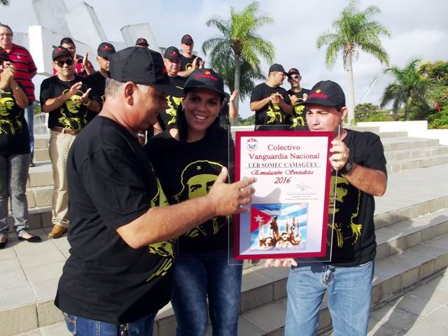 El primer Secretario del PCC en Camagüey, Jorge Luis Tapia Fonseca entrega al colectivo la condición de Vanguardia nacional.