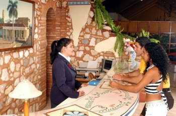 Trabajadora del turismo y la hotelería en Cuba. Foto Radio Trinidad Trabajadora del turismo y la hotelería en Cuba. Foto Radio Trinidad