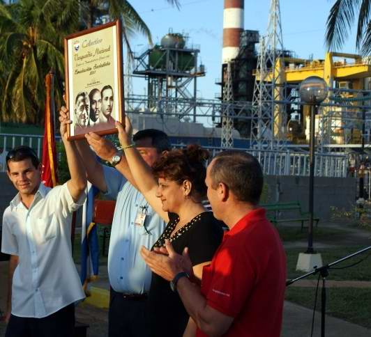 La Empresa Termoeléctrica de Cienfuegos, insigne del país ratificó, por 32 años, la Bandera de Vanguardia Nacional del Sindicato de los Trabajadores Químico Minero Energéticos La Empresa Termoeléctrica de Cienfuegos, insigne del país ratificó, por 32 años, la Bandera de Vanguardia Nacional del Sindicato de los Trabajadores Químico Minero Energéticos