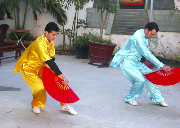 En el capitalino Barrio Chino se puede apreciar el uso del abanico en las pr�cticas de artes marciales. Foto Abel Rojas