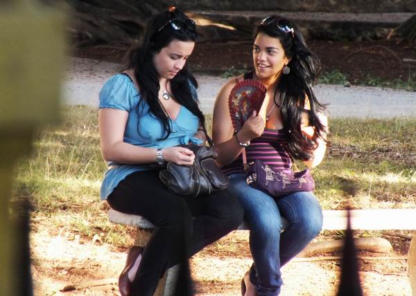 Debido a nuestro clima, es frecuente ver a muchas personas utilizando abanicos. Foto Abel Rojas