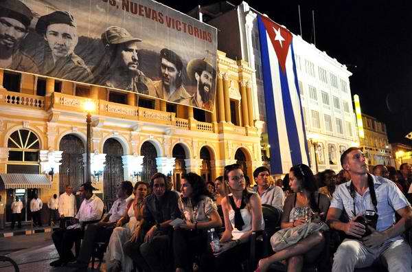 Santiago de Cuba vistió sus mejores galas para rememorar la histórica alocución del Líder histórico, Fidel Castro a 55 años del triunfo revolucionario. Foto Marcelino Vázquez Santiago de Cuba vistió sus mejores galas para rememorar la histórica alocución del Líder histórico, Fidel Castro a 55 años del triunfo revolucionario. Foto Marcelino Vázquez
