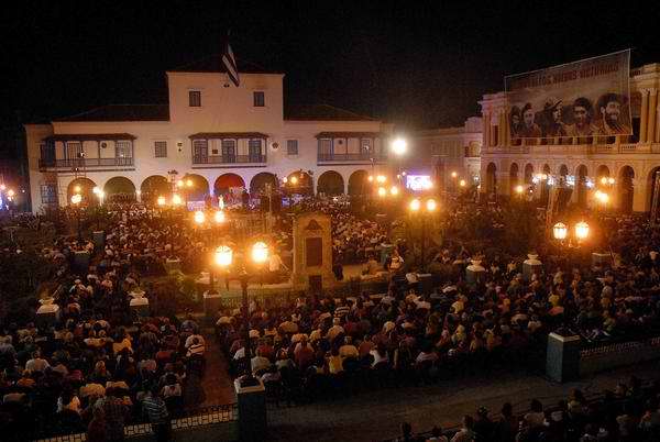 Una concentración de pueblo y familiares de los héroes y mártires de la Patria celebró el 55 aniversario del triunfo de la Revolución en Santiago de Cuba. Foto Miguel Rubiera Una concentración de pueblo y familiares de los héroes y mártires de la Patria celebró el 55 aniversario del triunfo de la Revolución en Santiago de Cuba. Foto Miguel Rubiera