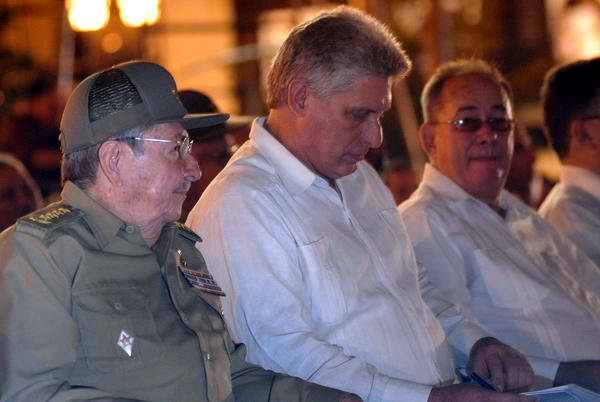 Presentes en el acto por el aniversario 55 del triunfo de la Revolución Cubana, el Primer secretario del Comité Central del Partido Comunista de Cuba y Presidente de los Consejos de Estado y MInistros, General de Ejército Raúl Castro y el miembro del Buró Político y Primer Vicepresidente de los Consejos de Estado y Ministros, Miguel Díaz-Canel. Foto MIguel Rubiera