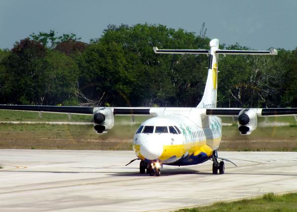 ATR 42. Avión comercial regional fabricado en Francia e Italia. Es una aeronave mediana propulsada por dos motores turbohélices; y tiene menor costo operativo que cualquier otro avión de su categoría. Foto Abel Rojas Barallobre ATR 42. Avión comercial regional fabricado en Francia e Italia. Es una aeronave mediana propulsada por dos motores turbohélices; y tiene menor costo operativo que cualquier otro avión de su categoría. Foto Abel Rojas Barallobre