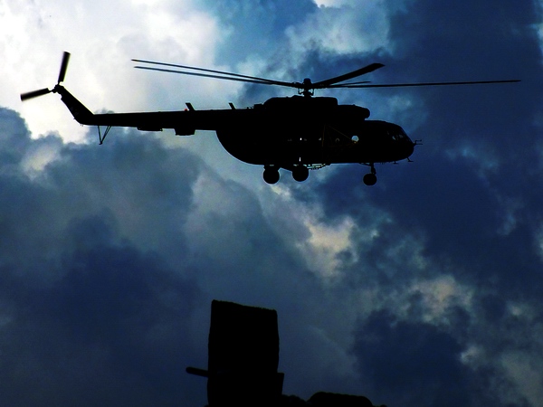 Helicóptero MI-17. Los helicópteros pueden permanecer inmóviles en el aire y volar en cualquier dirección, ¡incluso hacia atrás! En lugar de alas tienen aspas giratorias llamadas rotores. Foto Abel Rojas Barallobre Helicóptero MI-17. Los helicópteros pueden permanecer inmóviles en el aire y volar en cualquier dirección, ¡incluso hacia atrás! En lugar de alas tienen aspas giratorias llamadas rotores. Foto Abel Rojas Barallobre