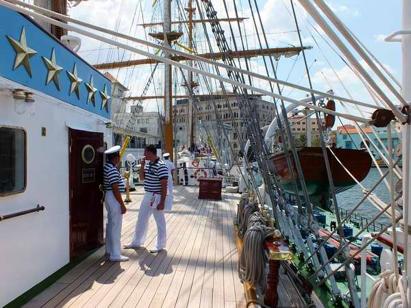 El buque escuela Cuauht�moc, de la Armada mexicana, lleg� este jueves a Cuba con 250 tripulantes. Foto Abel Rojas