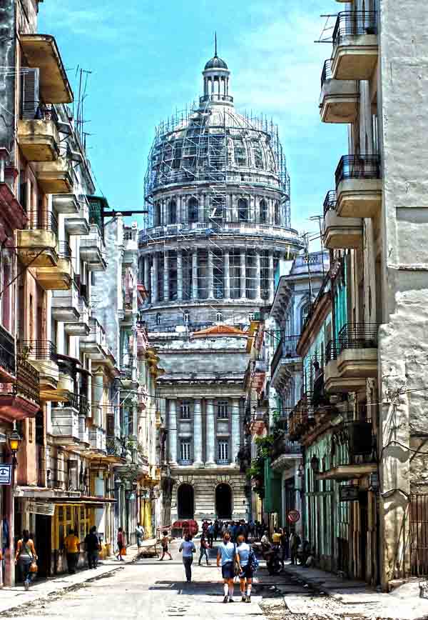 Actualmente, con miras al rescate de su esplendor arquitect�nico, el Capitolio se encuentra inmerso en una magn�nima restauraci�n. Foto Abel Rojas Barallobre 