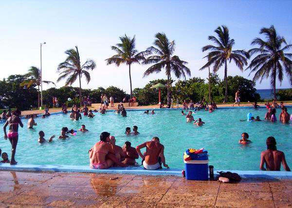 Miles de vacacionistas disfrutan de las piscinas en los gustados campismos populares. Foto Abel Rojas