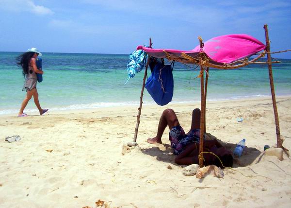 Algunos prefieren descansar sobre la arena mientras que otros prefieren caminar a la orilla del mar. Foto Abel Rojas