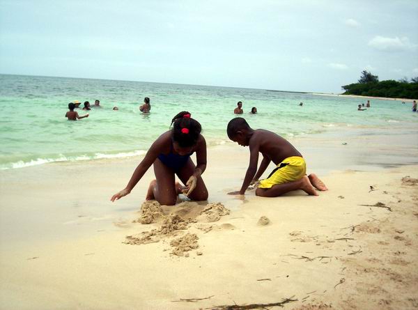 Ni�os se divierten jugando con la arena. Foto Abel Rojas