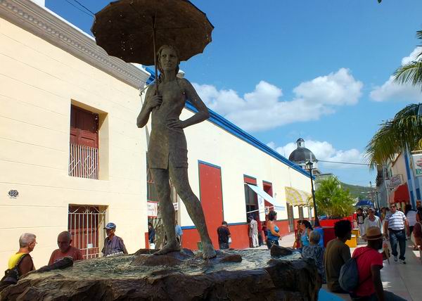 El Boulevard de Holgu�n, una de las arterias que cobra gran vida por su un gran complejo de tiendas y servicios gastron�micos. Foto Abel Rojas Barallobre 