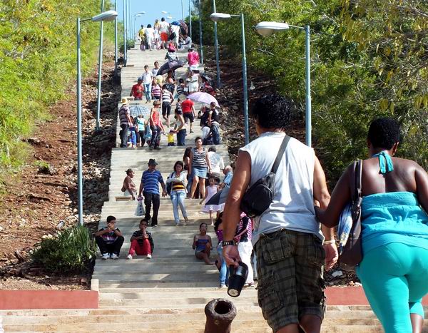 Una tradici�n que distingue a la urbe holguinera es ascender la monta�a Loma de la Cruz a trav�s de su escalera que cuenta con m�s de 400 pelda�os. Foto Abel Rojas Barallobre