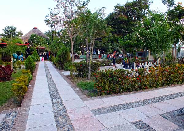 La Plaza 4 de Abril destaca entre uno de los lugares m�s hermosos de la ciudad de Holgu�n; ideal para el esparcimiento de todo aquel que lo visite. Foto Abel Rojas Barallobre