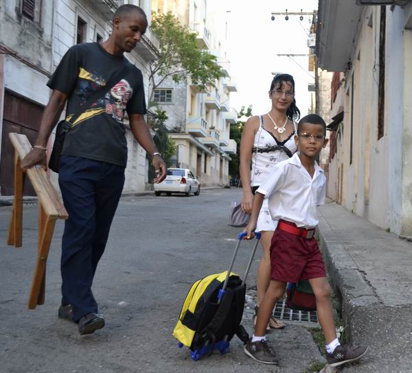 Con mochila al hombro, libretas y l�pices a mano, y un uso correcto del uniforme, los estudiantes recibieron con alegr�a este nuevo per�odo docente. Foto Abel Rojas Barallobre