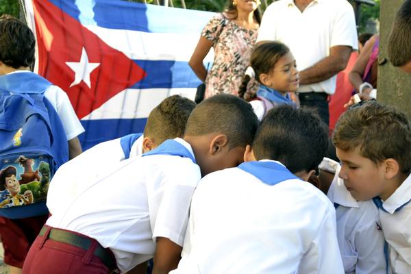 Aprender algo m�s, reencontrarse con los compa�eros de aula, y el anhelo de conocer a nuevas amistades; fueron las principales motivaciones de la llegada bien temprano en la ma�ana a las escuelas. Foto Abel Rojas Barallobre