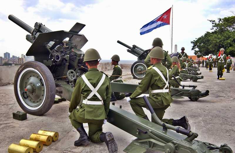 Salvas de artillería en saludo al triunfo de la Revolución