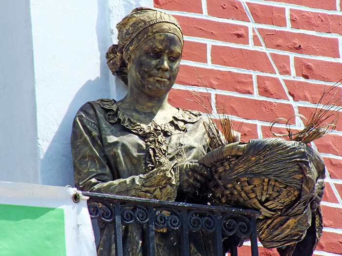 Estatua viviente en la provincia de Holguín. Foto: Abel Rojas Barallobre