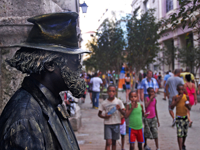 Estatua viviente en una de las calles de la Habana Vieja. Foto: Abel Rojas Barallobre