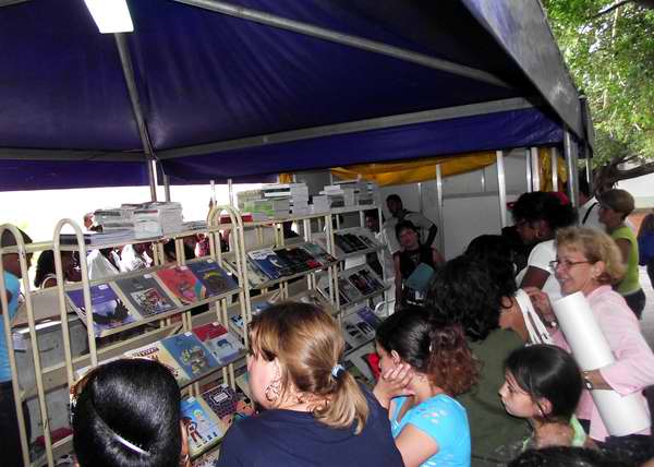 Los lectores apreciaron durante la Feria del Libro gran variedad de g�neros literarios. Foto Abel Rojas