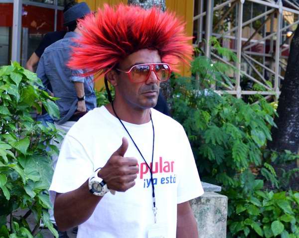 Modelo promocionando la marca Popular, de la empresa Brascuba Cigarrillos, S.A. Foto Abel Rojas Barallobre 