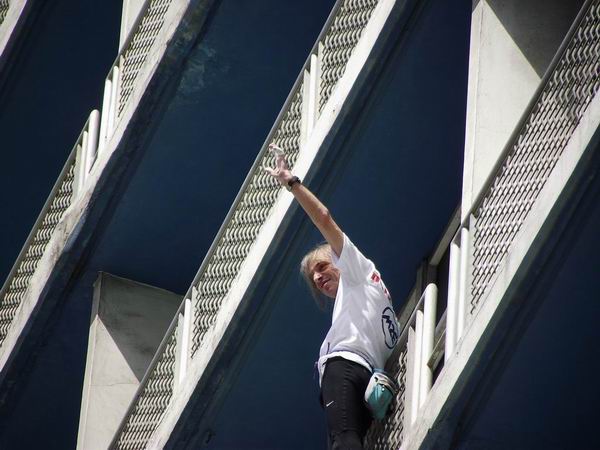 Alain Robert declar� que el reto para �l estaba en ascender un hotel tantas veces visitado por Fidel Castro. Foto Abel Rojas