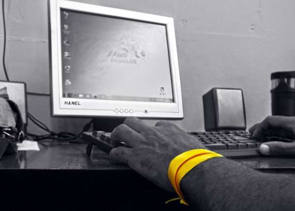 Cintas amarillas por el regreso de los Cinco H�roes. Foto Abel Rojas.